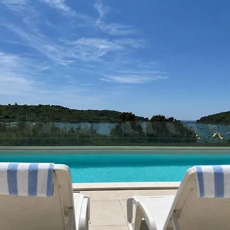 Coastal Escape With Pool Апартаменты *