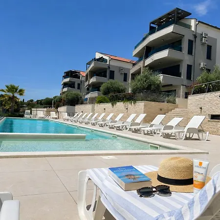 Апартаменты Coastal Escape With Pool Банджоле