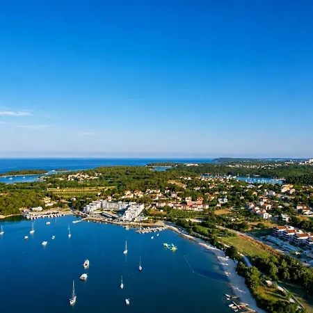 Coastal Escape With Pool Банджоле