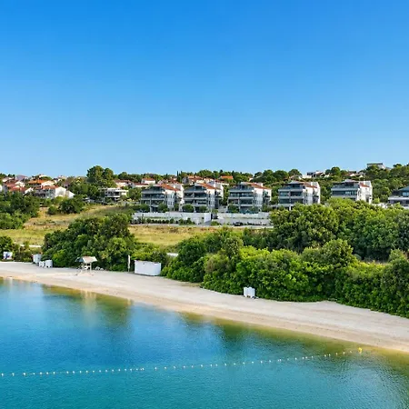 Coastal Escape With Pool Апартаменты *
