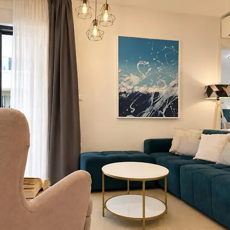 Coastal Escape With Pool Апартаменты *